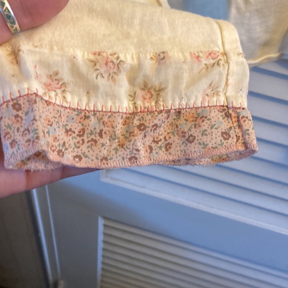 Old Navy - XL long sleeve cream shirt with flowers - Picture 4 of 10